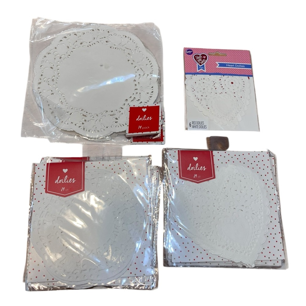 Doilies 4 Separate designs White & Red 350 Pieces Total White & Red Paper